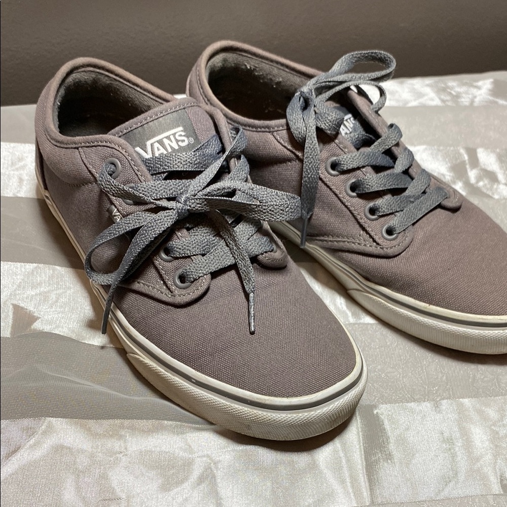 Unisex Vans Gray Canvas Low-Top Sneakers M-7 W-8 EUC